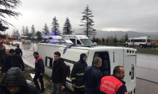 Isparta'da servis midibüsü devrildi; 17 yaralı