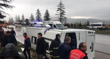 Isparta'da servis midibüsü devrildi; 17 yaralı
