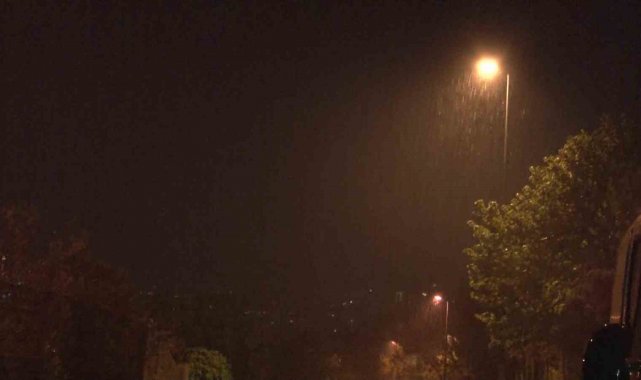 İstanbul Anadolu Yakası'nda sağanak yağış etkili oldu