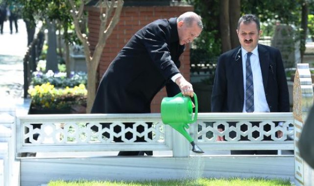 İSTANBUL- CUMHURBAŞKANI ERDOĞAN ANNE VE BABASININ MEZARLARINI ZİYARET ETTİ