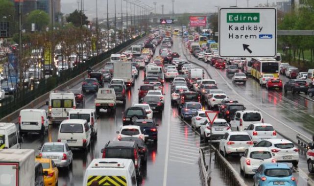 İstanbul'da yağmur trafiği: Yoğunluk yüzde 75'e ulaştı -1