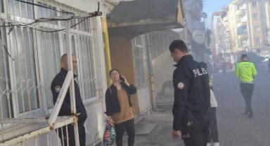 İşten dönen kadın, evinin yandığını görünce şoke oldu