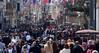 İstiklal Caddesi'nde bayram yoğunluğu
