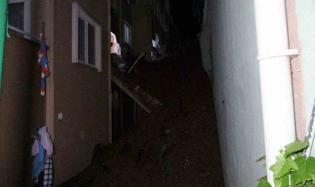 İstinat duvarı apartmanın üzerine çöktü: 32 daire tahliye edildi