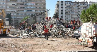 İzmir depreminde yıkılan Emrah Apartmanı ile ilgili 2 belediye görevlisine dava