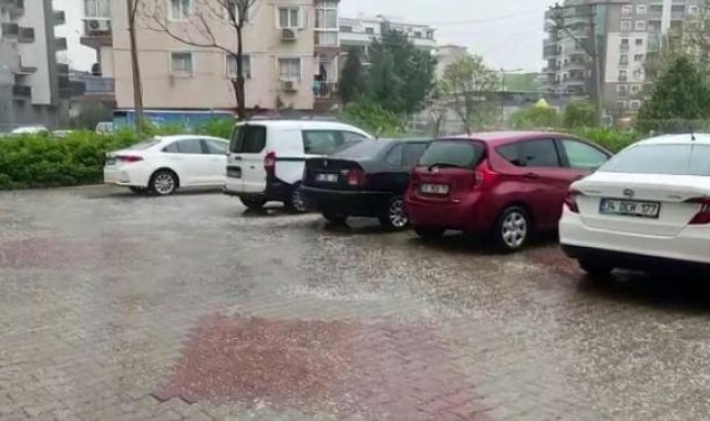 İzmir, dolu yağışıyla beyaza büründü