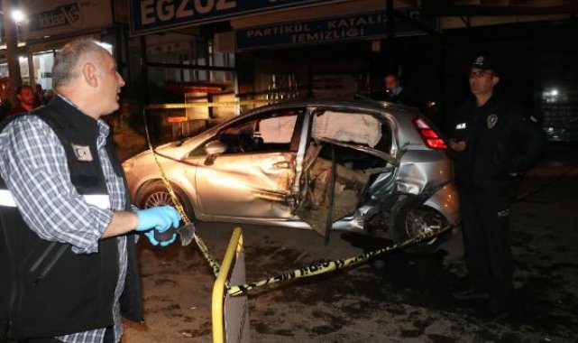 İzmir'de 15 yaşındaki sürücünün kullandığı otomobil park halidendeki TIR'a çarptı: 1 ölü, 3 yaralı
