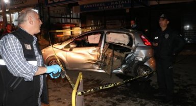 İzmir'de 15 yaşındaki sürücünün kullandığı otomobil park halidendeki TIR'a çarptı: 1 ölü, 3 yaralı