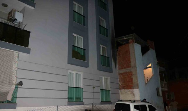 İzmir'de alkollü şahıs eski sevgilisinin evine molotof attı