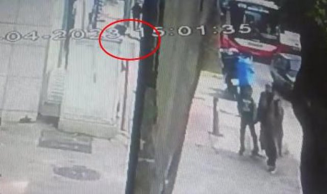 İzmir'de, bankanın güvenlik görevlisi ve müşterisinin yaralandığı silahlı saldırı kamerada