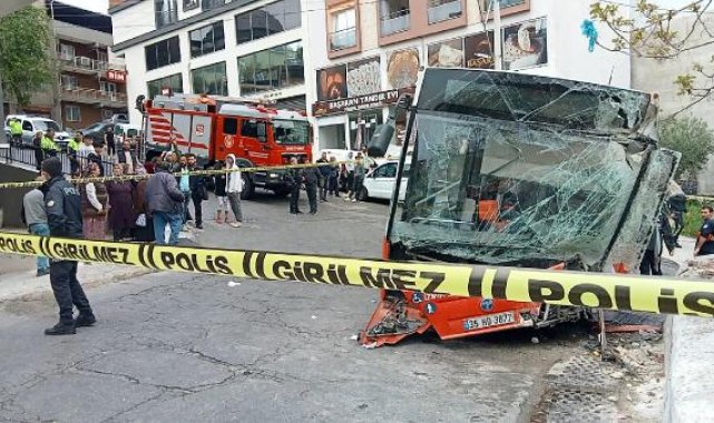 İzmir'de belediye otobüsü bahçe duvarına çarptı: 10 yaralı