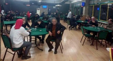İzmir'de kahvede kumar oynarken yakalanan 58 kişiye 235 bin TL ceza