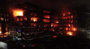 İzmir'de lüks sitede yangın