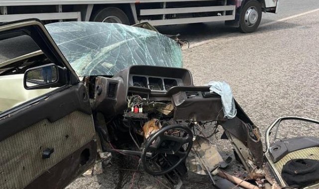 İzmir'de minibüsle çarpışan otomobil ikiye bölündü; 2 yaralı