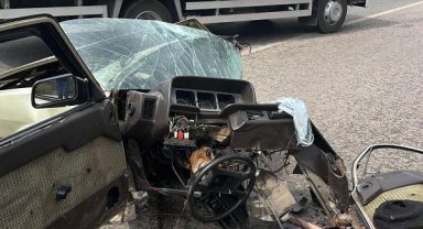 İzmir'de minibüsle çarpışan otomobil ikiye bölündü; 2 yaralı