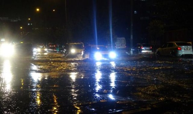 İzmir'de sağanak günlük hayatı olumsuz etkiledi