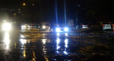 İzmir'de sağanak günlük hayatı olumsuz etkiledi