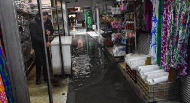 İzmir'de sağanak, Kemeraltı'nda su baskınlarına neden oldu