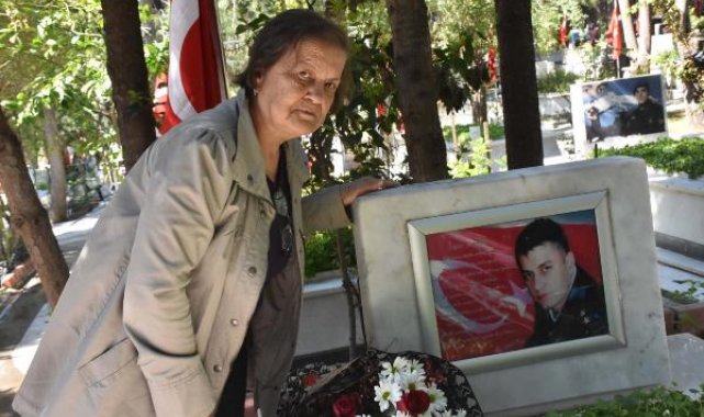 İzmir'de şehitlikte buruk bayram