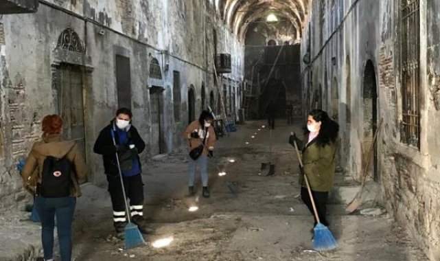 İzmir'de tarihi Çakaloğlu Hanı temizlendi