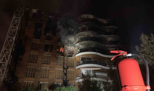 İzmir'deki büyük site yangını 7 saatin ardından kontrol altına alındı