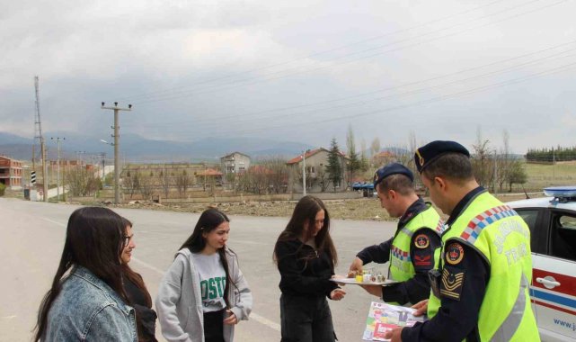 Jandarma bayram denetimini lokumlu ve kolonyalı yaptı