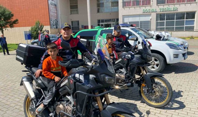 Jandarma depremzede çocukları unutmadı