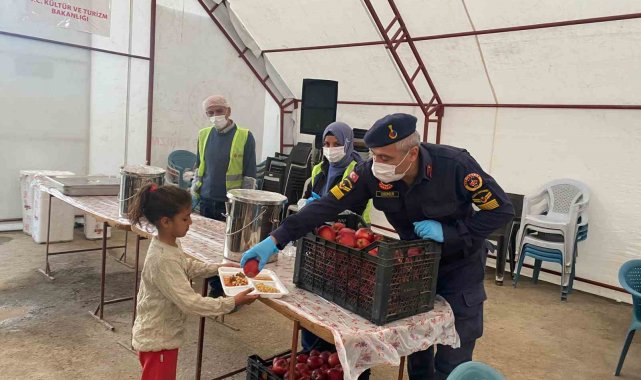 Jandarma depremzede vatandaşlarla iftar yaptı