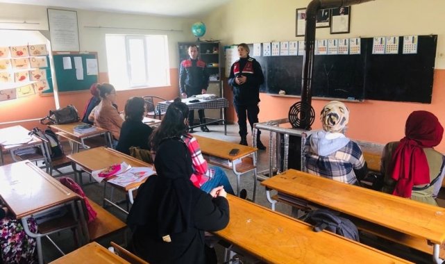 Jandarma ekipleri kadınları bilgilendirmeye devam ediyor