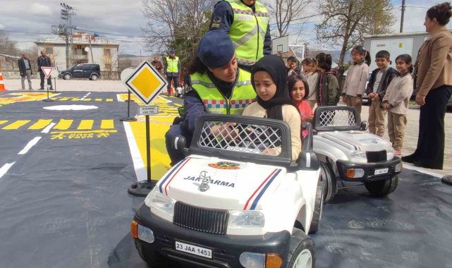 Jandarma ekiplerinden öğrencilere trafik güvenliği eğitimi