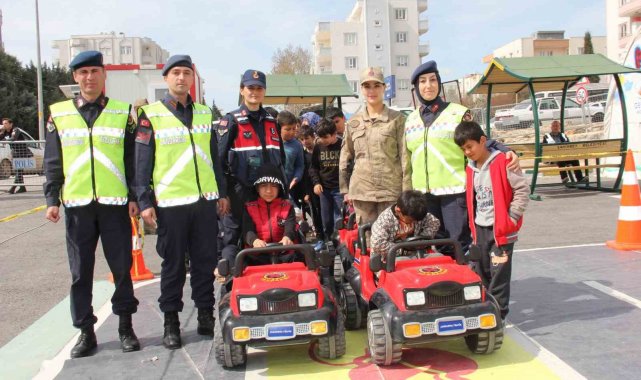 Jandarma trafik eğitim tırında çocuklar eğlenerek öğrendi