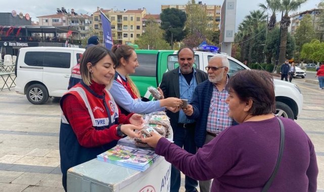 Jandarma ve polis sokak hayvanları için ücretsiz mama dağıttı