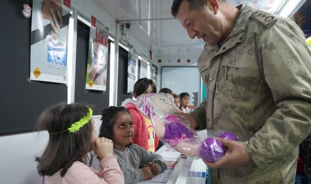 Jandarmadan depremzede çocuklara trafik eğitimi