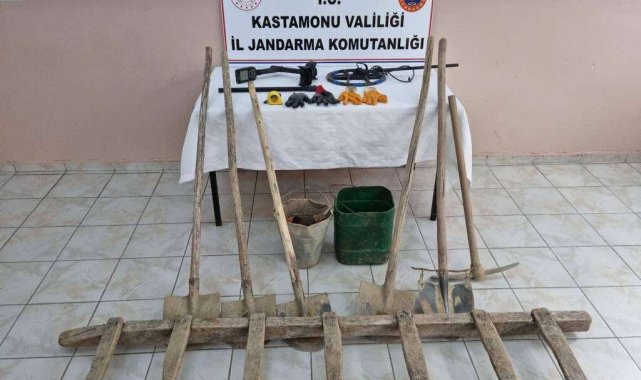 Kaçak kazı yapan definecilere suçüstü: 3 gözaltı