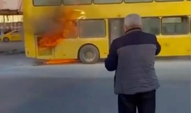 Kadıköy'de çift katlı otobüsün motor kısmı alev alev yandı