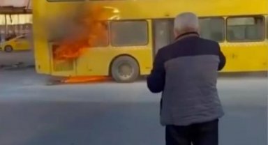 Kadıköy'de çift katlı otobüsün motor kısmı alev alev yandı
