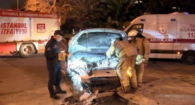 Kadıköy'de otomobil kaldırıma vurdu: 5 yaralı