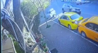 Kadıköy'de otomobil park halindeki taksiye çarptı: 2 yaralı