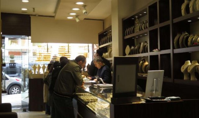 Kadıköy'deki kuyumcuda hedeflerine ulaşamayan şüpheliler, kartal'da yarım kilo altın çaldı