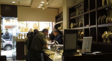 Kadıköy'deki kuyumcuda hedeflerine ulaşamayan şüpheliler, kartal'da yarım kilo altın çaldı