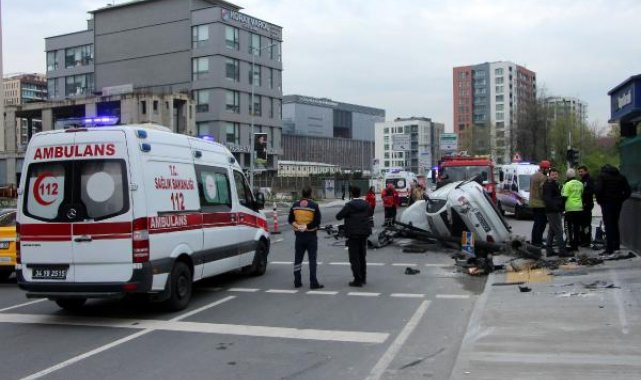Kağıthane'de aydınlatma direğine çarpan otomobil takla attı: 2 yaralı