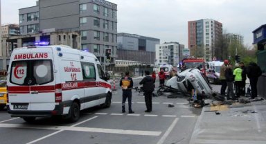 Kağıthane'de aydınlatma direğine çarpan otomobil takla attı: 2 yaralı