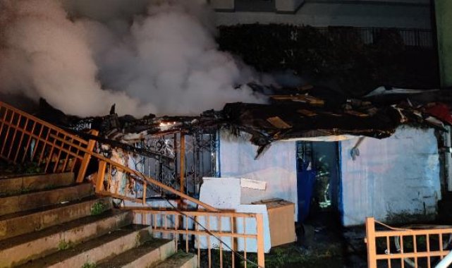 Kağıthane'de gecekondu alev alev yandı