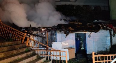 Kağıthane'de gecekondu alev alev yandı