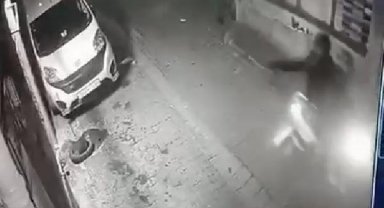 Kağıthane'de motosikleti yakıp tamirhaneyi kurşunladı