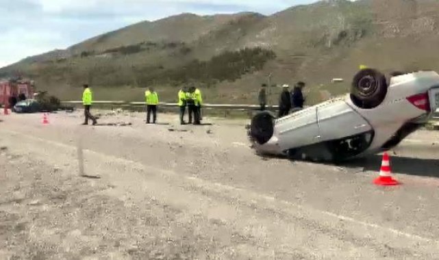 Kahramanmaraş'ta 2 otomobil kafa kafaya çarpıştı: 4 ölü, 3 yaralı