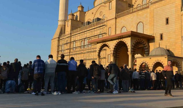 Kahramanmaraş'ta deprem sonrası ilk bayram namazı
