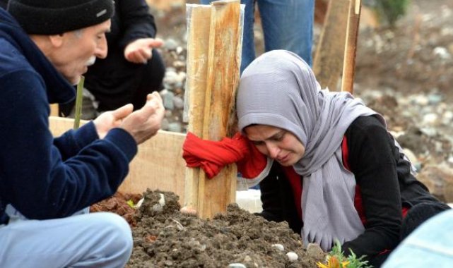 Kahramanmaraş'ta, depremzedeler mezarlıkta gözyaşlarına boğuldu