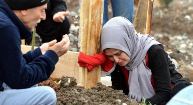 Kahramanmaraş'ta, depremzedeler mezarlıkta gözyaşlarına boğuldu