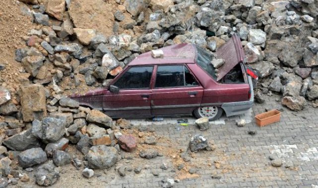 Kahramanmaraş'ta istinat duvarı yıkıldı; 8 araç hasar gördü